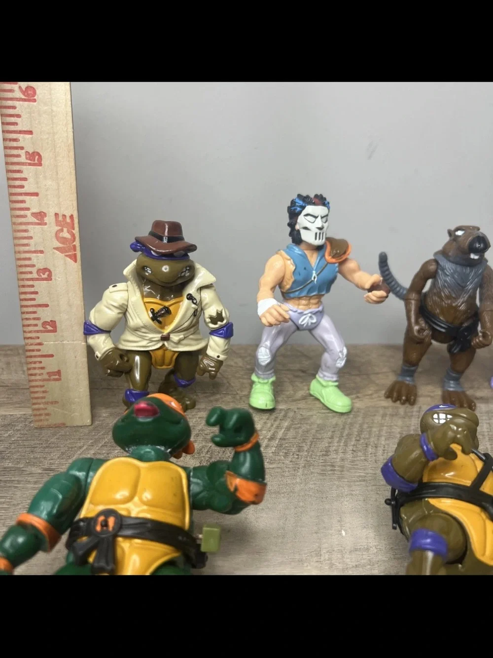 Assorted Teenage Mutant Ninja Turtles & Friends Action Figure Lot - Mixed Colors